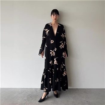 巨洋气 2024春夏新品 City线穿搭 前后两穿印花拼接连衣裙